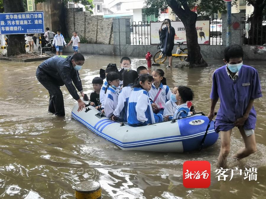 持续强降雨致海口多路段积水严重